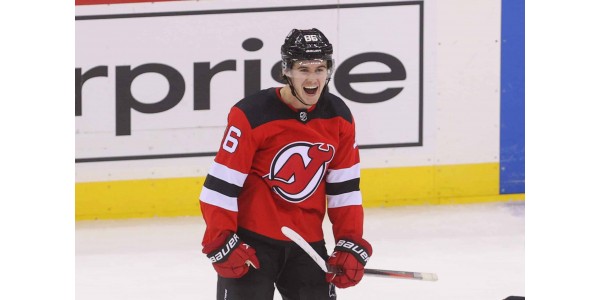 Jack Hughes scorer to ganger når Devils vinner